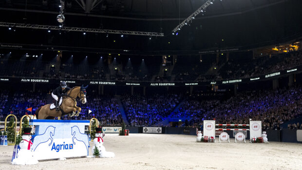 Amanda Landeblad and For Killy jump the Agria wall in the impressive Strawberry Arena, the National Arena of Sweden.